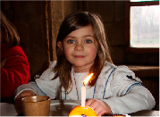 Photo d'une petite fille devant sa bougie médiévale.
