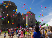 Groupe de personnes envoyant des ballons multicolores dans le ciel